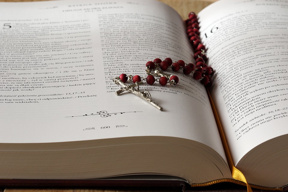 bibel und rosenkranz